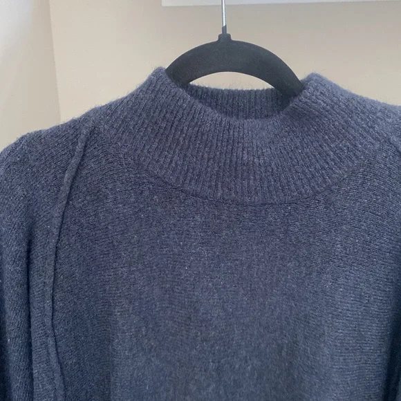 Navy knit sweater. Very light and comfortable - Picture 2 of 4
